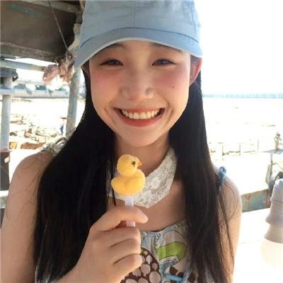 坐推土机的少女